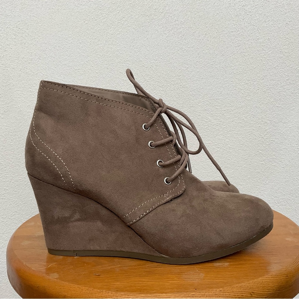 Arizona Jean Co Lilly Tan Faux Suede Tie Up Wedges Size 7.5 8.5 M Basic Neutral